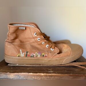 BANGS Shoes Sahara Sand Floral Embroidered Canvas High Top Sneakers | W 10